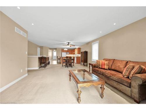 15-385 Park Road N, Brantford, ON - Indoor Photo Showing Living Room