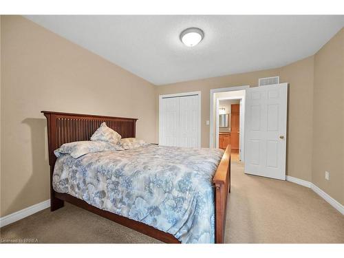 15-385 Park Road N, Brantford, ON - Indoor Photo Showing Bedroom