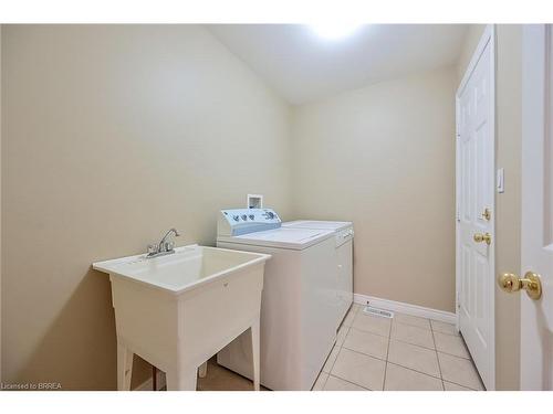 15-385 Park Road N, Brantford, ON - Indoor Photo Showing Laundry Room