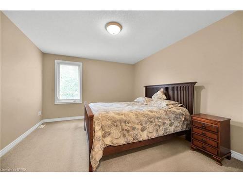 15-385 Park Road N, Brantford, ON - Indoor Photo Showing Bedroom