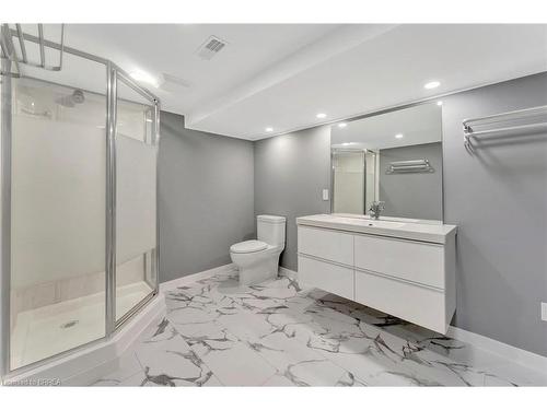 19-15 Cobden Court, Brantford, ON - Indoor Photo Showing Bathroom