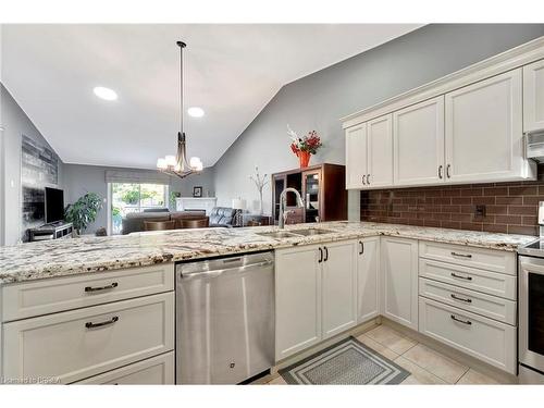 19-15 Cobden Court, Brantford, ON - Indoor Photo Showing Kitchen With Upgraded Kitchen