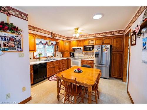 1634 Norfolk County Road 19 W, Vanessa, ON - Indoor Photo Showing Kitchen With Double Sink