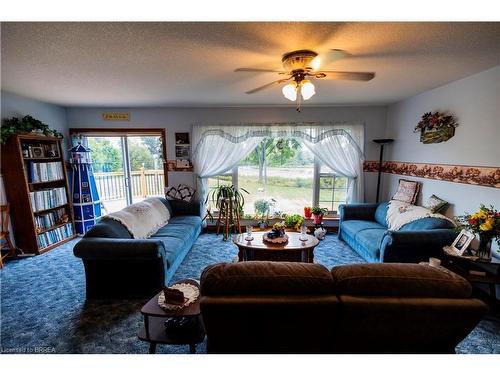 1634 Norfolk County Road 19 W, Vanessa, ON - Indoor Photo Showing Living Room