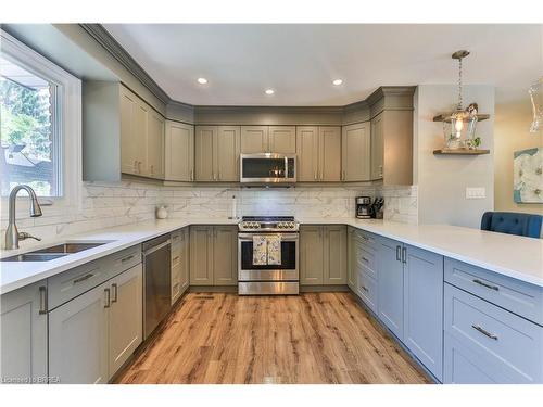 55 Ashgrove Avenue, Brantford, ON - Indoor Photo Showing Kitchen With Double Sink With Upgraded Kitchen