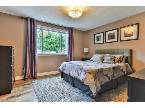 55 Ashgrove Avenue, Brantford, ON - Indoor Photo Showing Bedroom