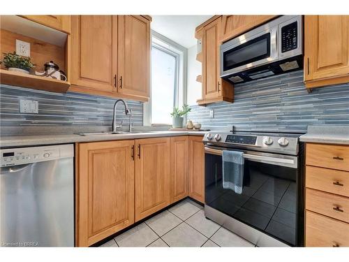 68 Richmond Street, Brantford, ON - Indoor Photo Showing Kitchen