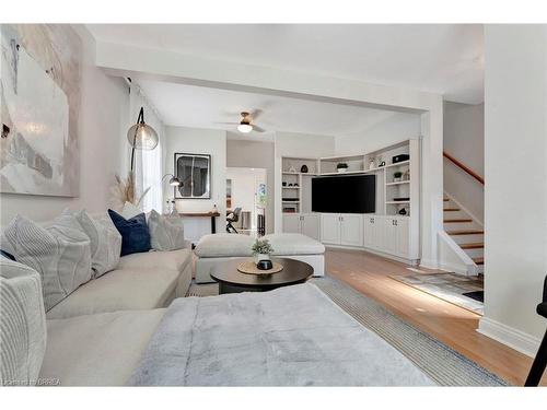 68 Richmond Street, Brantford, ON - Indoor Photo Showing Living Room