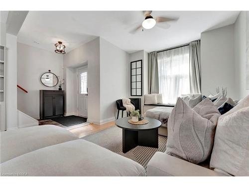 68 Richmond Street, Brantford, ON - Indoor Photo Showing Living Room