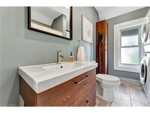 68 Richmond Street, Brantford, ON - Indoor Photo Showing Bathroom