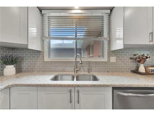 31 Farringford Drive, Brantford, ON - Indoor Photo Showing Kitchen With Double Sink With Upgraded Kitchen