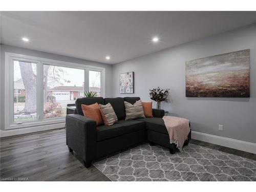 2 Waddington Street, Brantford, ON - Indoor Photo Showing Living Room