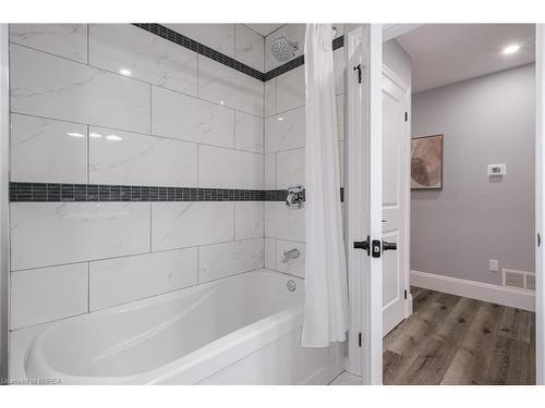 2 Waddington Street, Brantford, ON - Indoor Photo Showing Bathroom