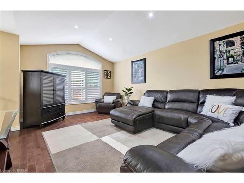 10 Stratford Terrace, Brantford, ON - Indoor Photo Showing Living Room