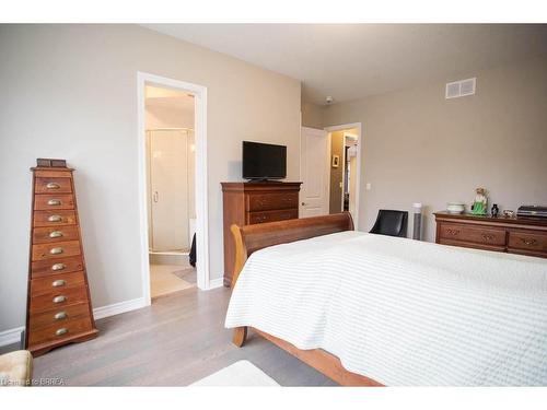 389 Erie Avenue, Brantford, ON - Indoor Photo Showing Bedroom