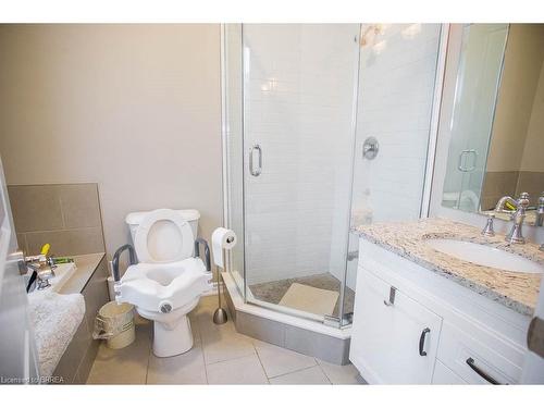 389 Erie Avenue, Brantford, ON - Indoor Photo Showing Bathroom