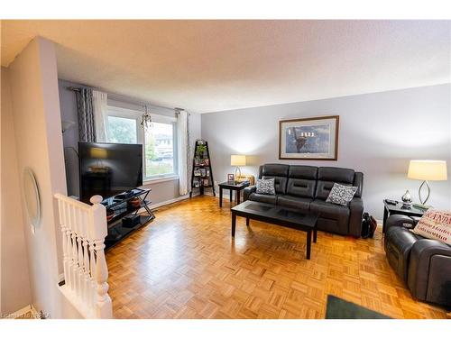 7 Fieldgate Drive, Brantford, ON - Indoor Photo Showing Living Room