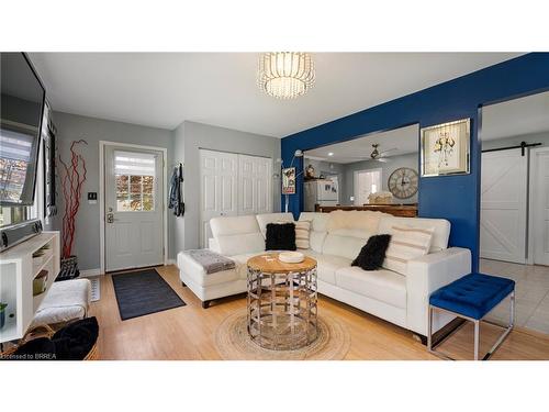 49 Wilcox Drive, Peacock Point, ON - Indoor Photo Showing Living Room