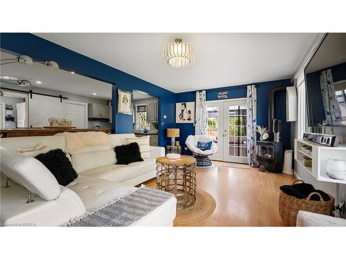 49 Wilcox Drive, Peacock Point, ON - Indoor Photo Showing Living Room