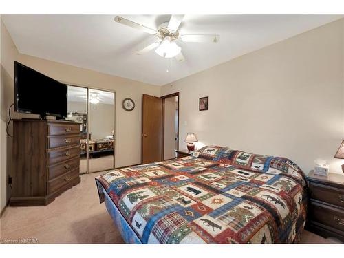 27 Cumberland Street, Brantford, ON - Indoor Photo Showing Bedroom