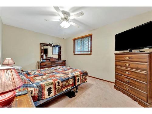 27 Cumberland Street, Brantford, ON - Indoor Photo Showing Bedroom