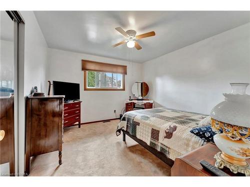 27 Cumberland Street, Brantford, ON - Indoor Photo Showing Bedroom