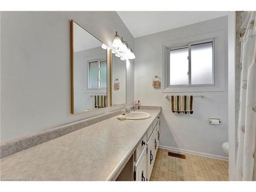 27 Cumberland Street, Brantford, ON - Indoor Photo Showing Bathroom