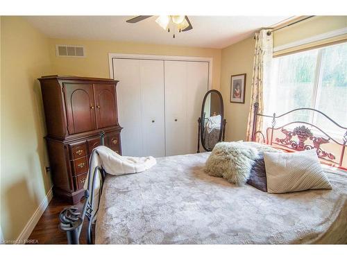 1370 Treeland Street, Burlington, ON - Indoor Photo Showing Bedroom