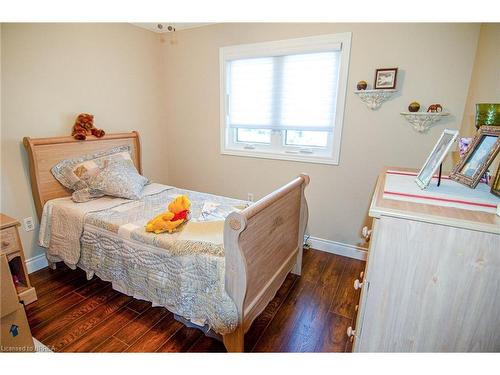 1370 Treeland Street, Burlington, ON - Indoor Photo Showing Bedroom