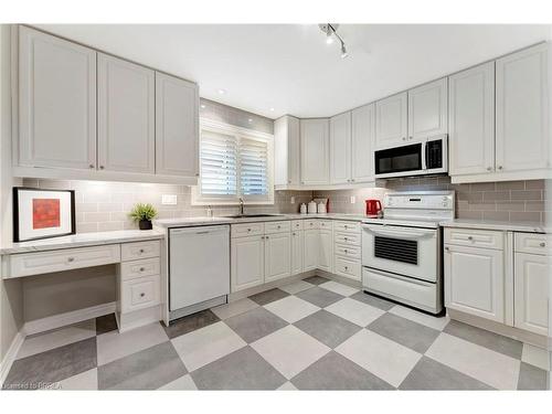 18-422 Powerline Road, Brantford, ON - Indoor Photo Showing Kitchen