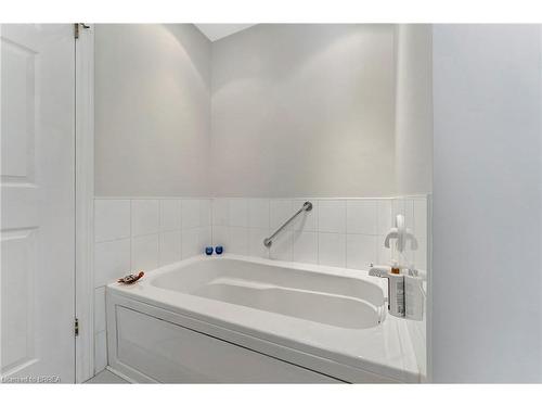 18-422 Powerline Road, Brantford, ON - Indoor Photo Showing Bathroom