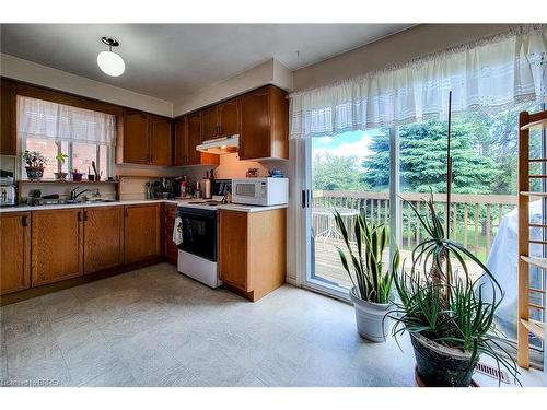 16 Maplecrest Lane, Brantford, ON - Indoor Photo Showing Kitchen With Double Sink