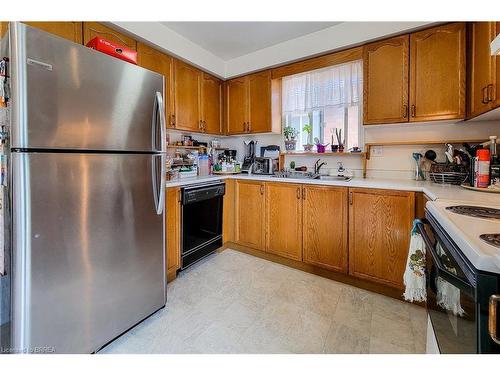 16 Maplecrest Lane, Brantford, ON - Indoor Photo Showing Kitchen With Double Sink