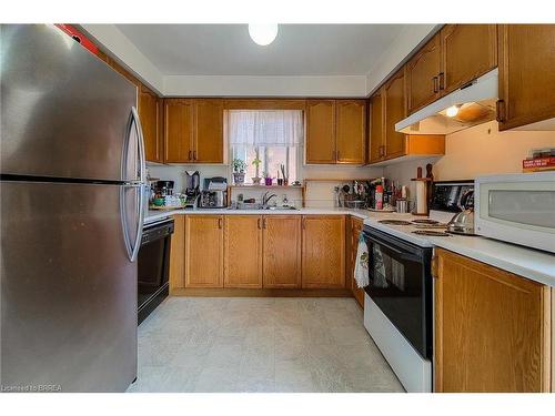 16 Maplecrest Lane, Brantford, ON - Indoor Photo Showing Kitchen With Double Sink