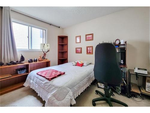 16 Maplecrest Lane, Brantford, ON - Indoor Photo Showing Bedroom