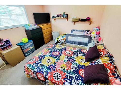 16 Maplecrest Lane, Brantford, ON - Indoor Photo Showing Bedroom