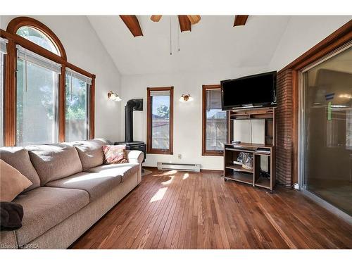 17 Baxter Street, Brantford, ON - Indoor Photo Showing Living Room