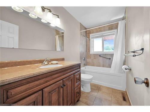 17 Baxter Street, Brantford, ON - Indoor Photo Showing Bathroom