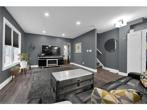 169 Connaught Avenue N, Hamilton, ON - Indoor Photo Showing Living Room