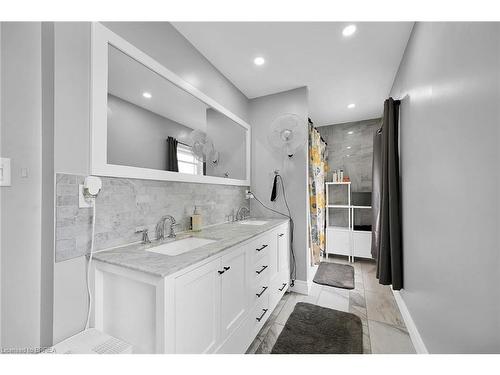 169 Connaught Avenue N, Hamilton, ON - Indoor Photo Showing Bathroom