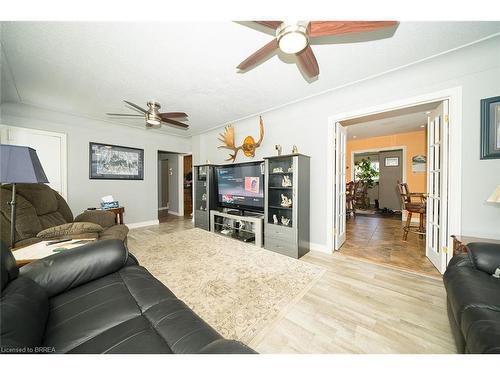 25 West Avenue, Stoney Creek, ON - Indoor Photo Showing Living Room