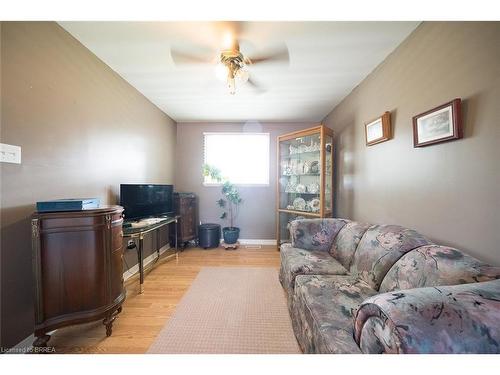 25 West Avenue, Stoney Creek, ON - Indoor Photo Showing Living Room