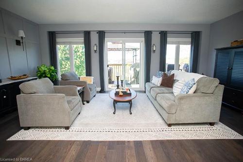 200 Mcguiness Drive, Brantford, ON - Indoor Photo Showing Living Room