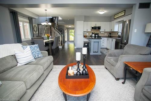 200 Mcguiness Drive, Brantford, ON - Indoor Photo Showing Living Room