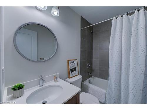 18-720 Grey Street, Brantford, ON - Indoor Photo Showing Bathroom