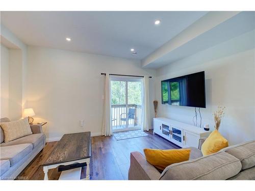 18-720 Grey Street, Brantford, ON - Indoor Photo Showing Living Room