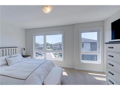 18-720 Grey Street, Brantford, ON - Indoor Photo Showing Bedroom