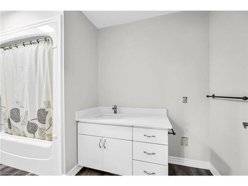 12 Hill Avenue, Brantford, ON - Indoor Photo Showing Bathroom