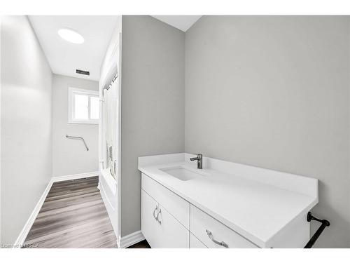 12 Hill Avenue, Brantford, ON - Indoor Photo Showing Bathroom