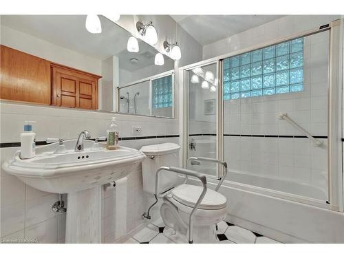 84 Creighton Road, Dundas, ON - Indoor Photo Showing Bathroom